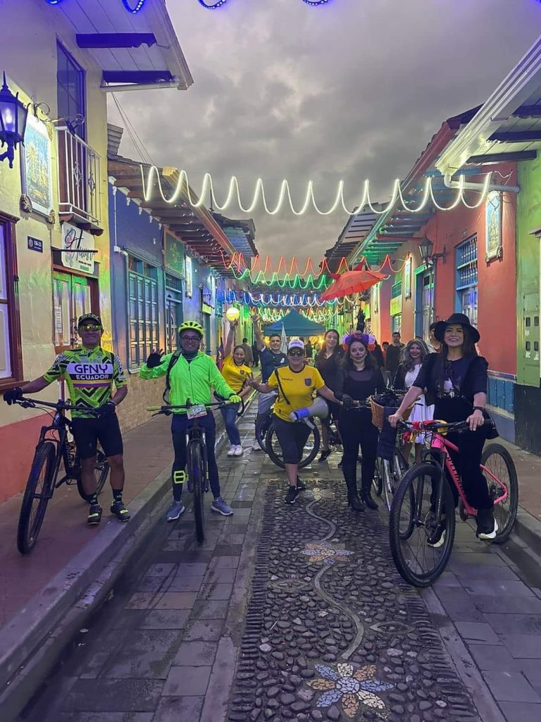 Es un evento que se desarrolla en la noche, siendo la concentración en el parque Santo Domingo.