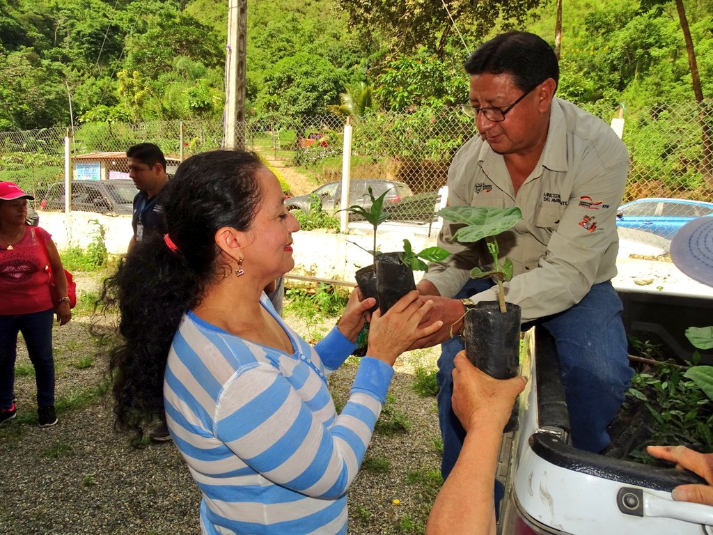La entrega de árboles es parte de las actividades por el día del líquido vital.