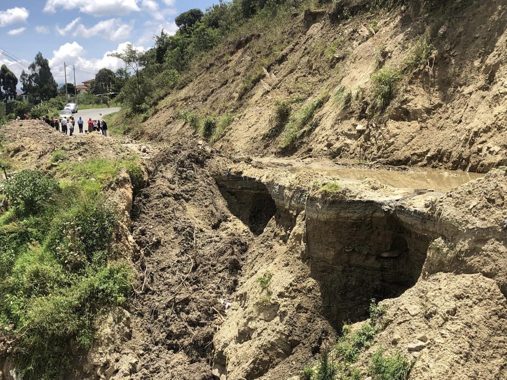 El daño más visible es a unos 500 metros de la entrada a la Ciudadela Víctor Emilio Valdivieso.