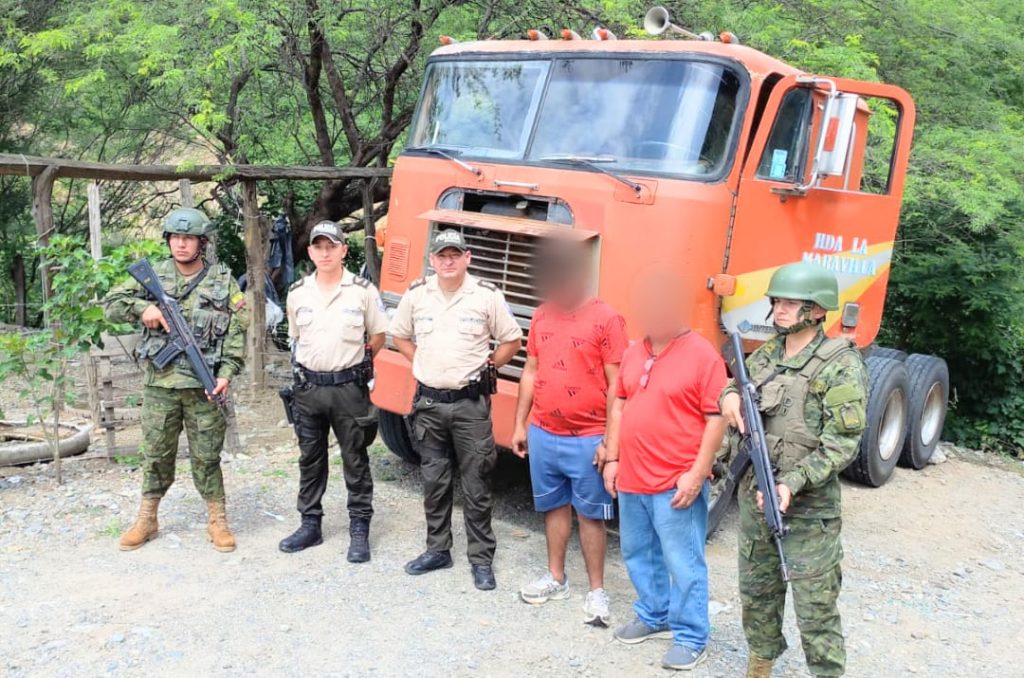 Los uniformados decomisaron varias canecas con combustible.