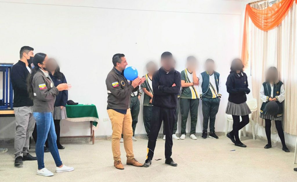 Los alumnos interactúan con los uniformados.