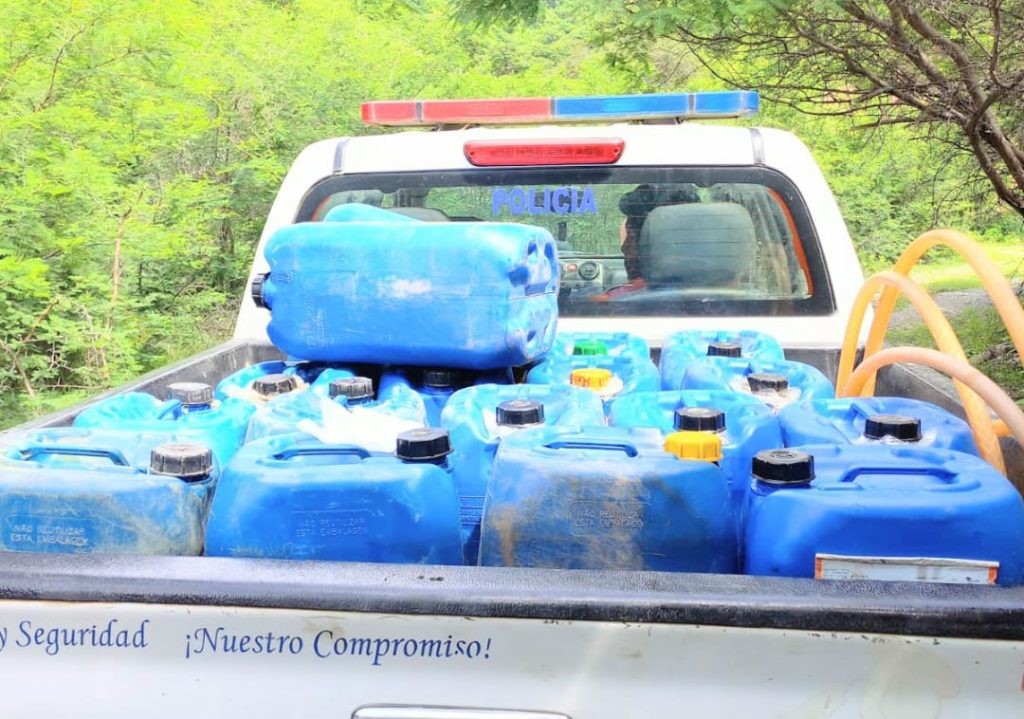 Las canecas que los policías decomisaron.