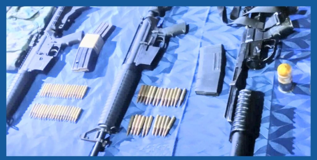 Las armas y 64 cartuchos se transportaban en el vehículo que fue interceptado.