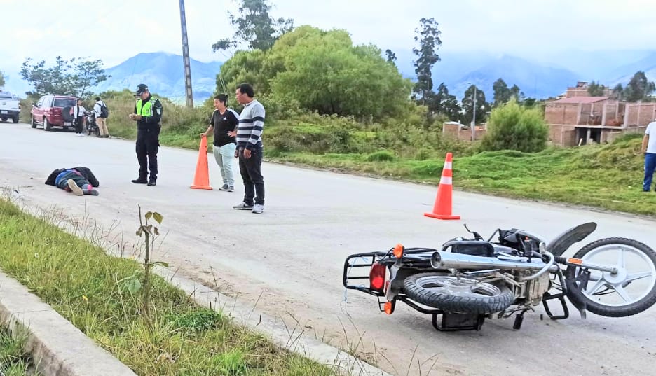 Sobre la calzada quedó tendido el adolescente y la motocicleta.