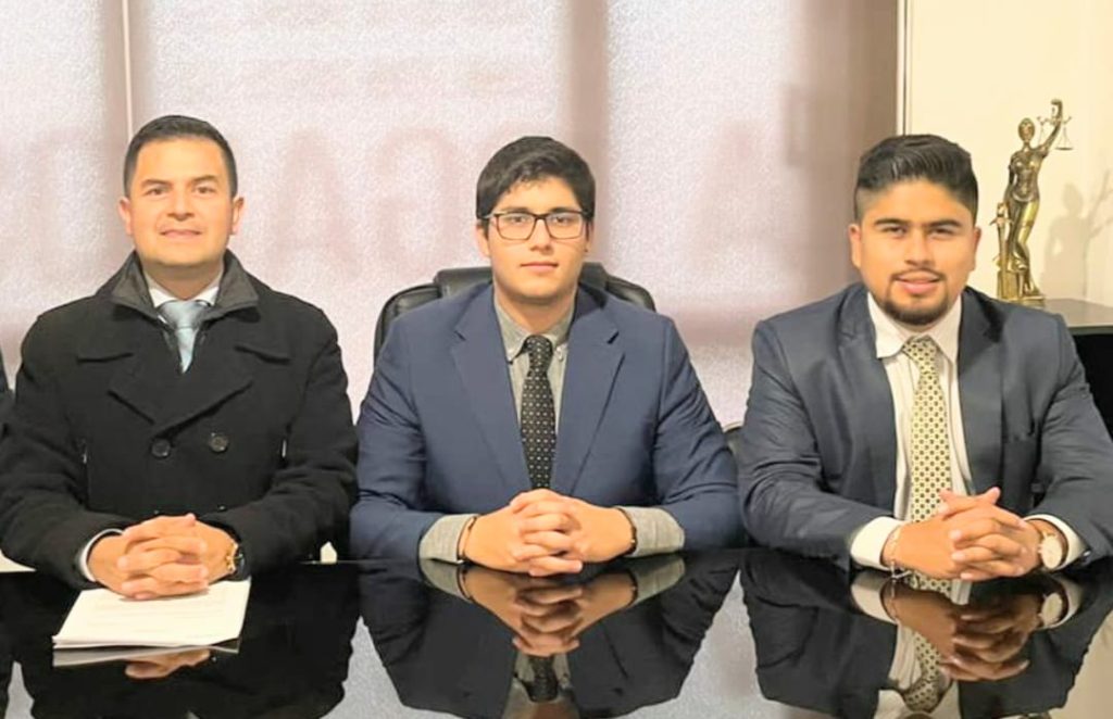 Andrés Vallejo Aguirre (izq.), Cristian Ochoa Jaramillo e Ignacio Chamba Briceño presentaron la acción de protección.