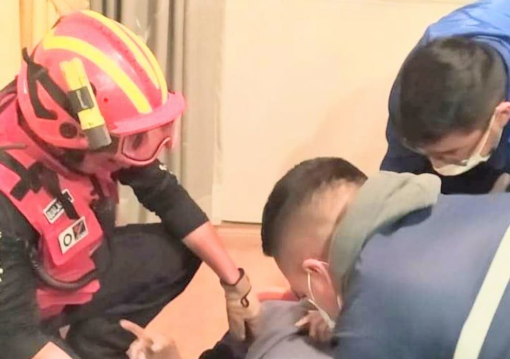 El adulto mayor se encontraba solo y se cayó.