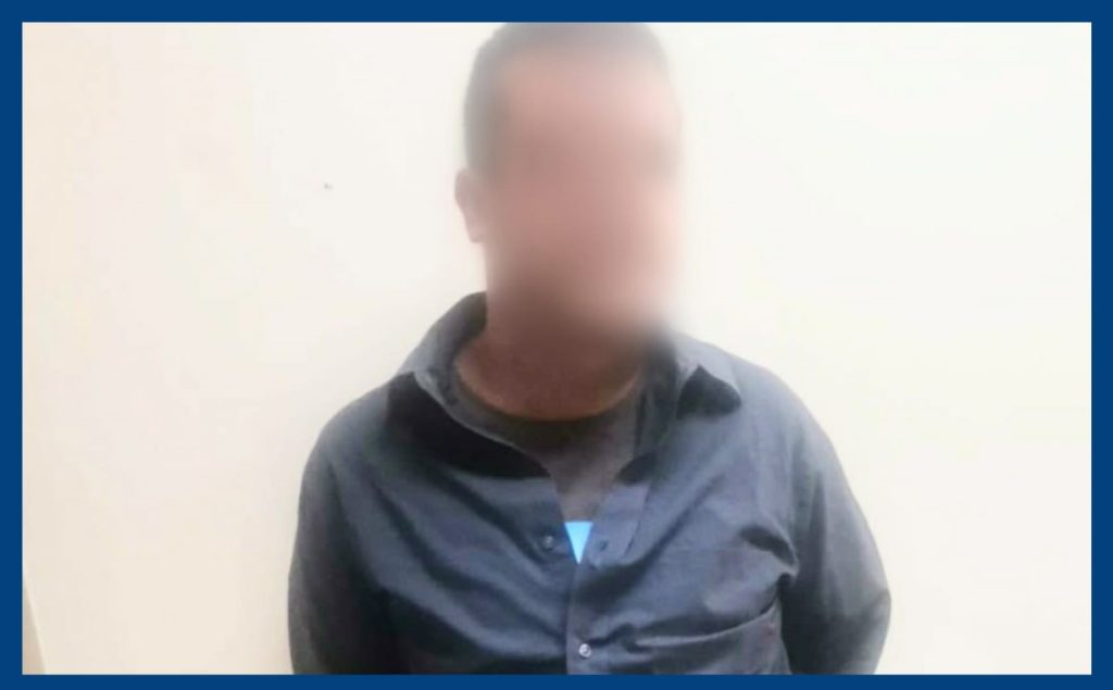 Él fue detenido por los policías motorizados.