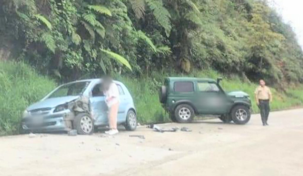 En media carretera se quedaron varados los vehículos.