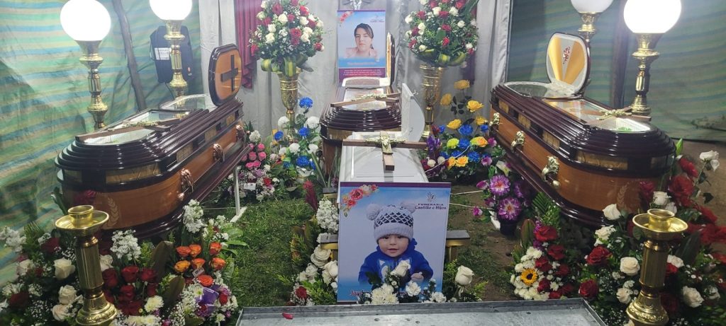 La capilla ardiente se levantó en la casa de la familia Namcela, en Gañil. (Fotografía cortesía Funeraria Castillo e Hijos)