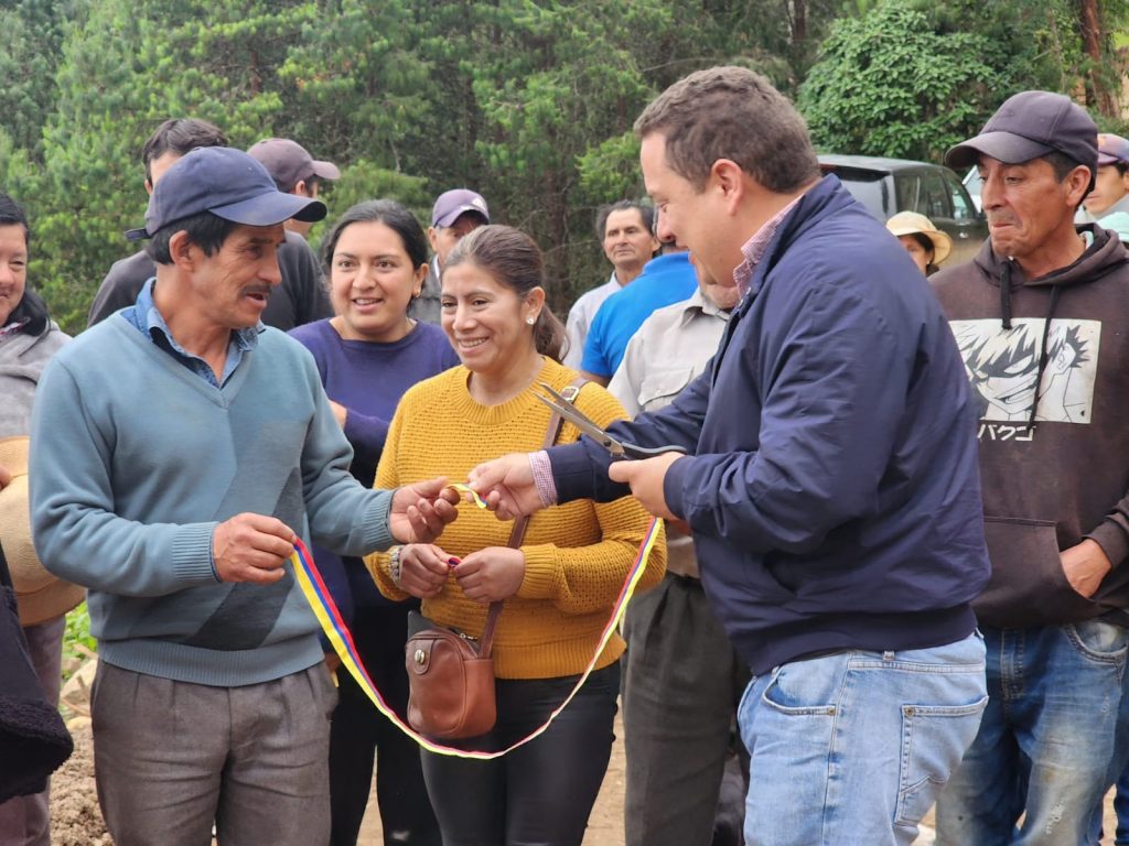 La entrega de la obra fue presidida por el alcalde, Andrés Muñoz Silva, a la que asistieron los beneficiarios.