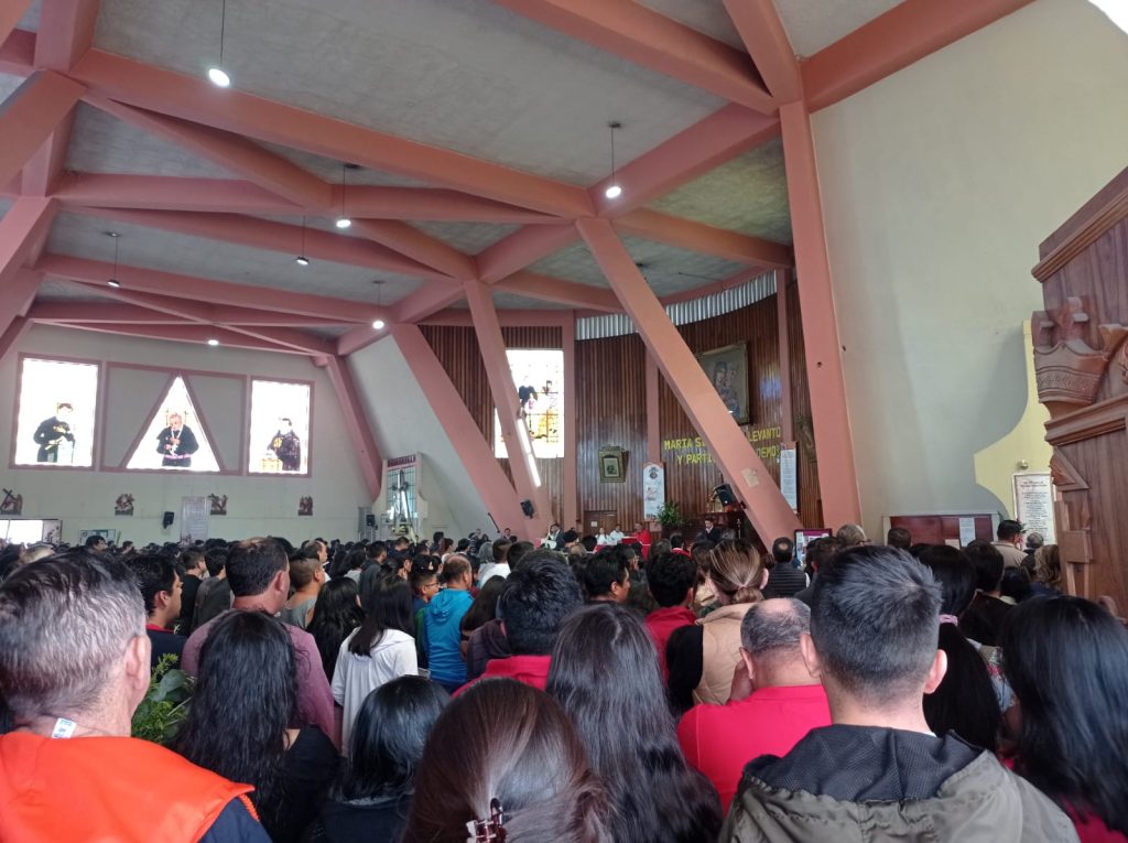 La iglesia del Perpetuo Socorro, este domingo, lució llena de devotos.