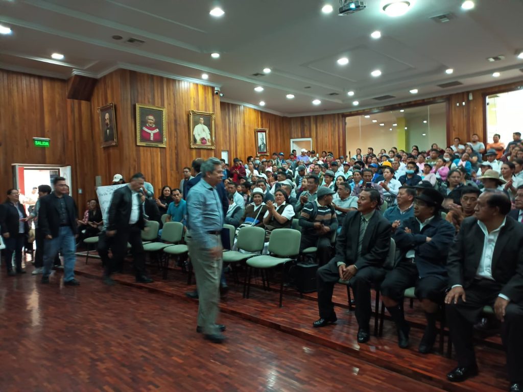 El jueves 16 de marzo de 2023, el prefecto de Loja recibió a moradores de las parroquias noroccidentales para explicarles sobre la situación contractual de la vía Villonaco-Chuquiribamba.