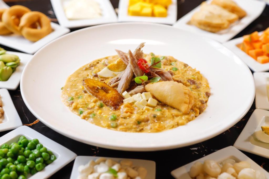 La fanesca es un plato ecuatoriano, que se caracteriza por incluir 12 tipos de granos, aunque pueden ser menos los que se usen en su preparación.