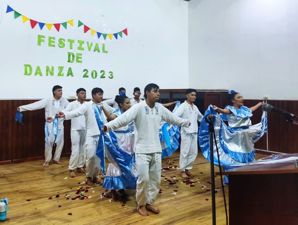 Los participantes demostraron en el escenario su talento para el baile.