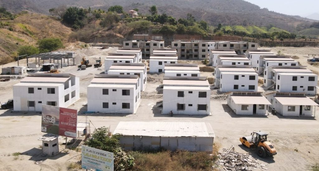 El Cebaf y el proyecto de vivienda Casa para todos son obras estatales que no prestan servicio alguno, pese a los millones invertidos allí.