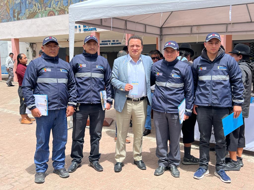 Los controladores están debidamente uniformados y cuentan con un sistema de comunicación permanente.