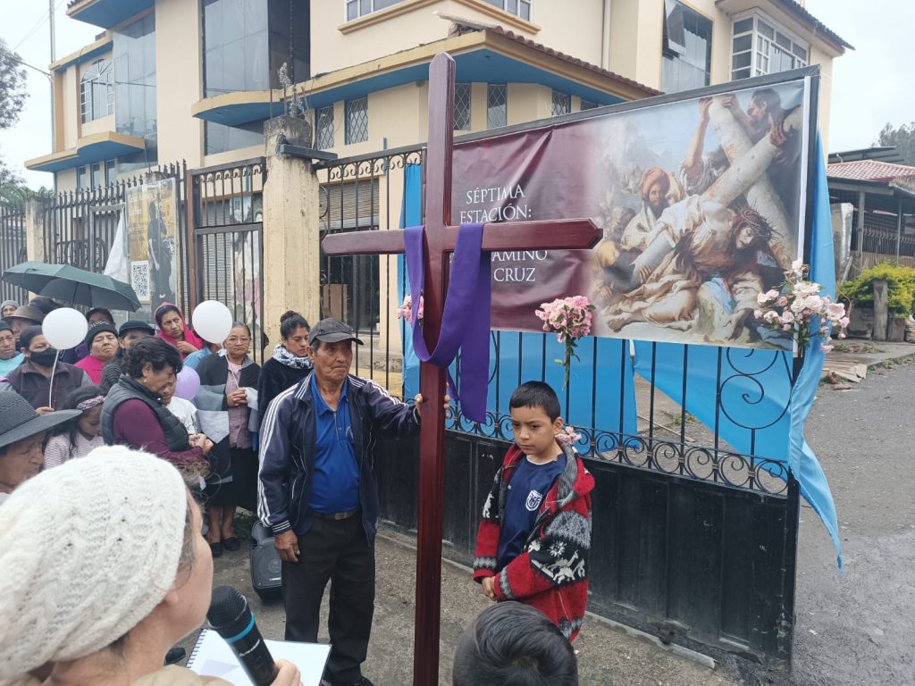 Personas de todas las edades participaron en esta actividad religiosa que se cumplió los viernes.