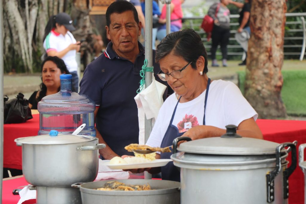 La ciudadanía degustó de la exquisita fanesca en el parque lineal.