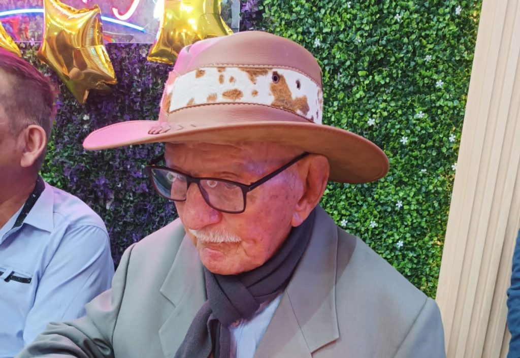 El cumpleañero fue festejado con un acto especial.