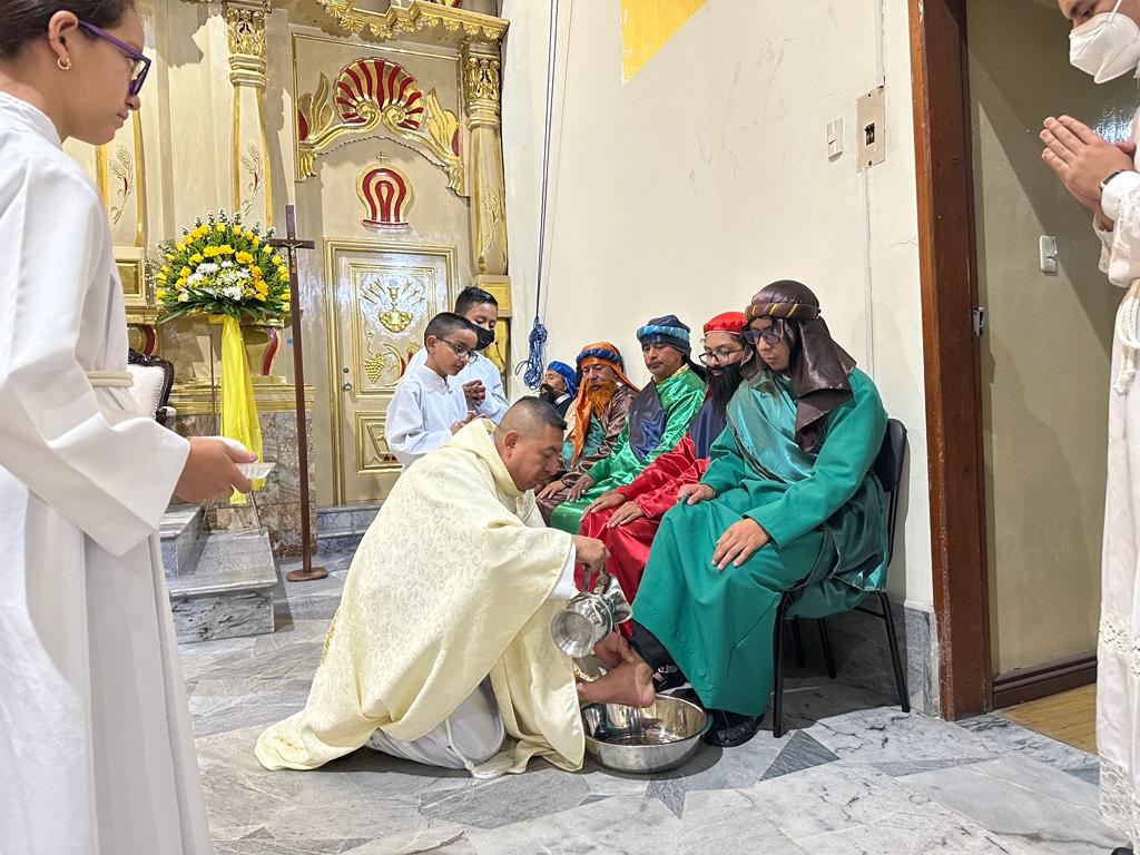 Anoche, en el marco del Jueves Santo, se cumplió el Lavatorio de los Pies, en El Valle. Estuvo presidido por el párroco, Julio Yaguana Guajala.