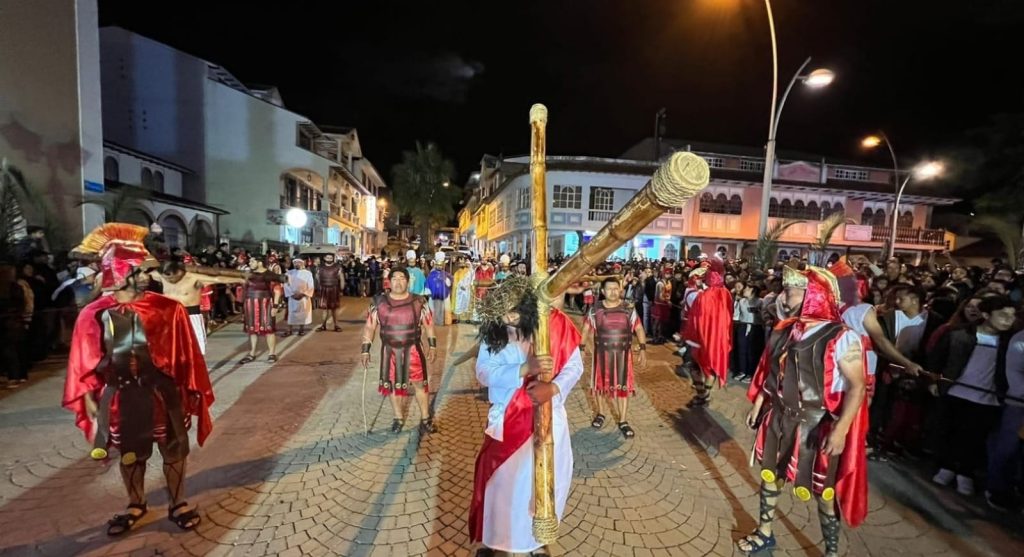 El recorrido se cumplió por las diversas calles de la ciudad. El cuadro en vivo lo representan niños, jóvenes y adultos.