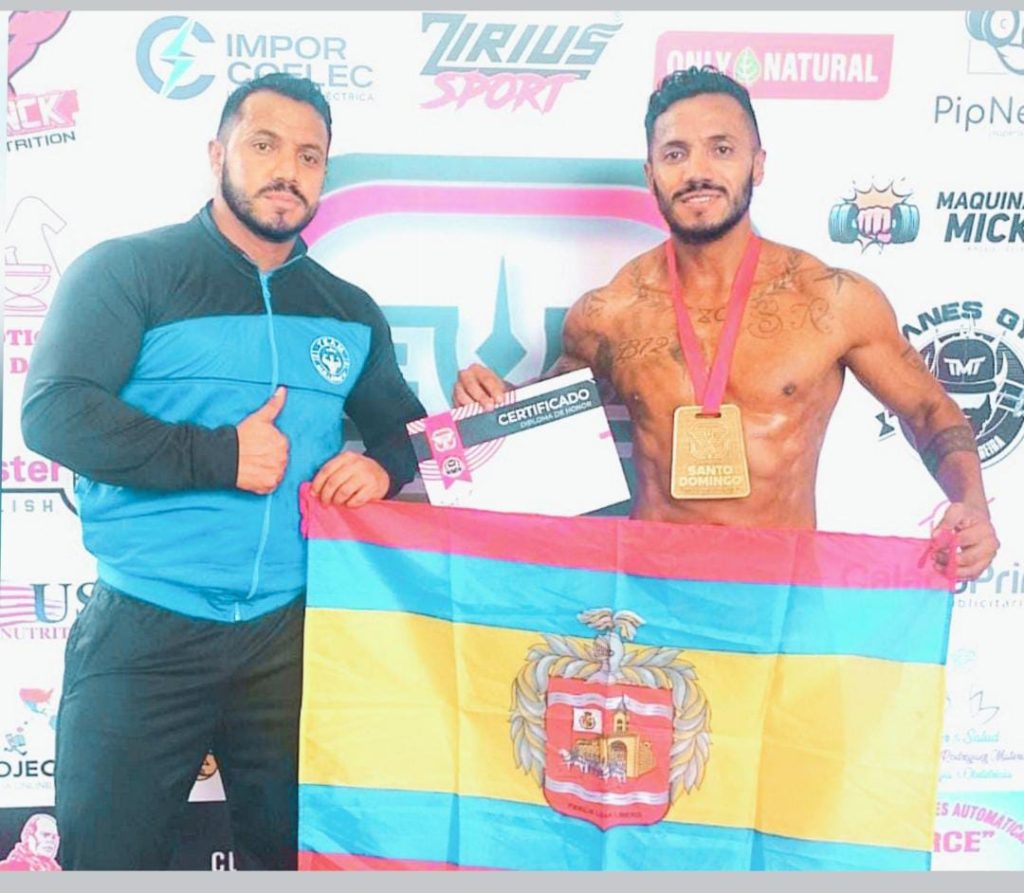 Luis Guillermo junto a su hermano Edmundo, tras obtener el primer lugar en la competencia en Santo Domingo de los Tsáchilas.