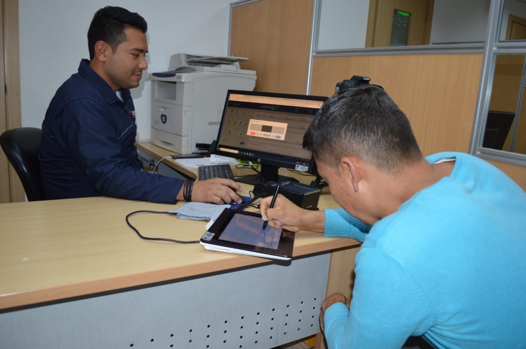 En el Registro Civil de Loja existe el material suficiente para despachar cédulas y pasaportes.