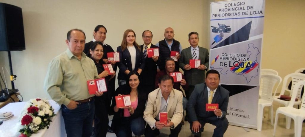 Doris Mori, presidenta de la Fenape, presidió la entrega de los documentos.