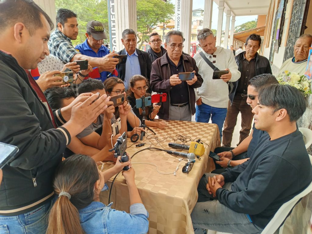 Familiares y compañeros del taxista fallecido ofrecieron una rueda de prensa para exigir que el caso no quede en la impunidad.