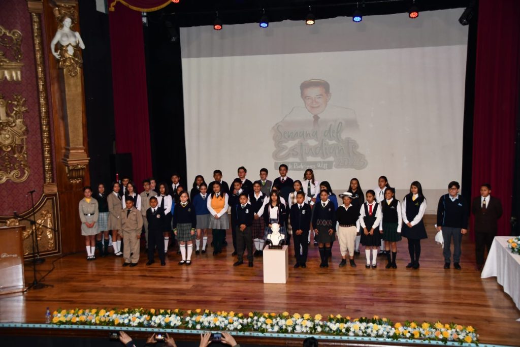 Alumnos de varios planteles participaron en el certamen de oratoria.