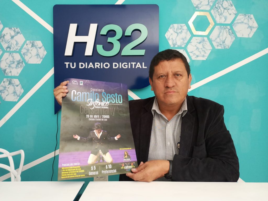 Wilmer Carpio Toledo muestra el afiche promocional del concierto.