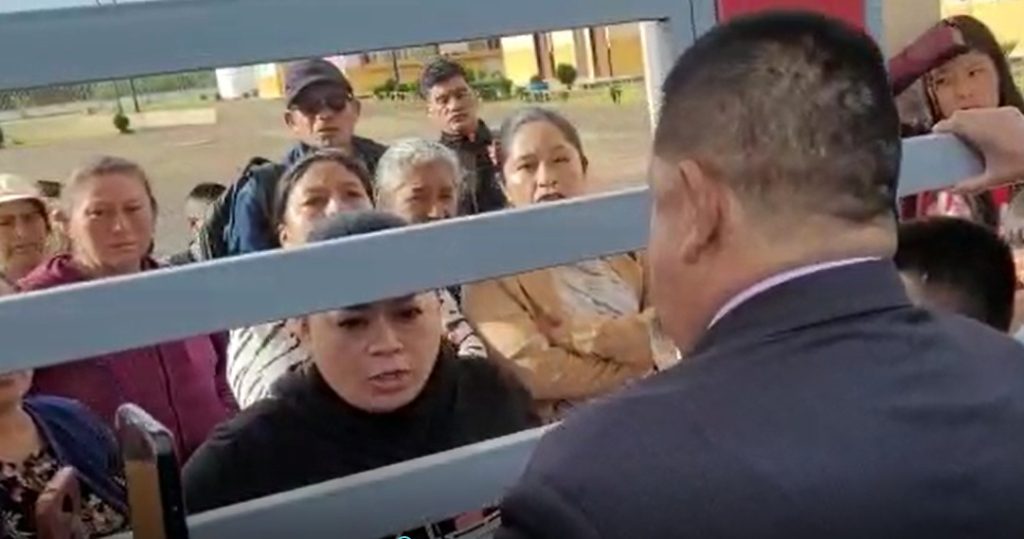 Los padres de familia se tomaron por varias horas las instalaciones del plantel.