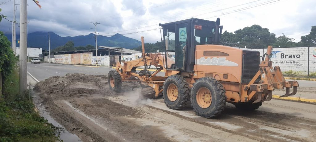 Maquinaria municipal realiza el desalojo del material originado por el mal tiempo.