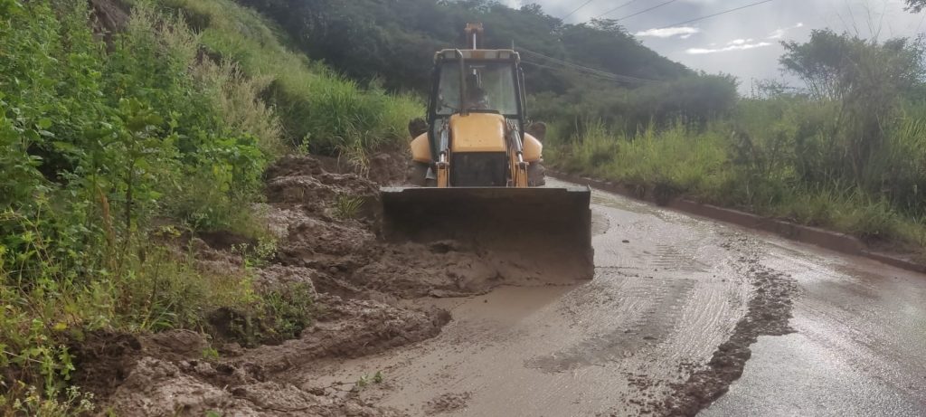Los tramos afectados son limpiados para facilitar la movilidad de vehículos.