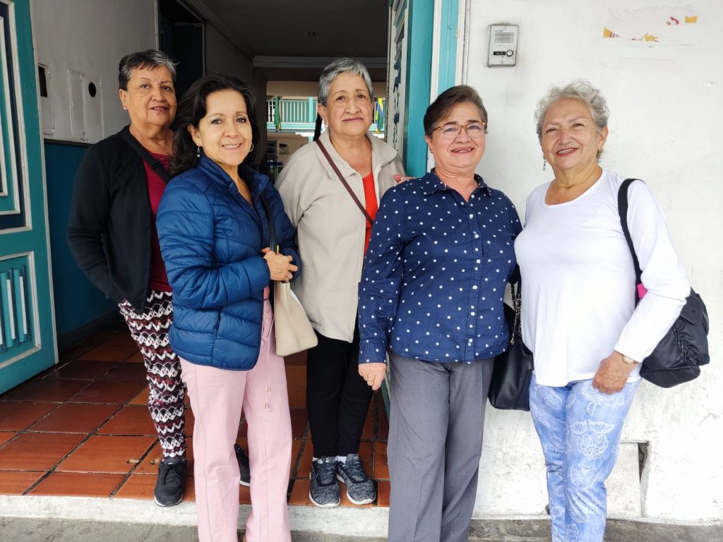 El grupo de jubiladas dejó, este jueves 27 de abril de 2023, un oficio en la Gobernación.