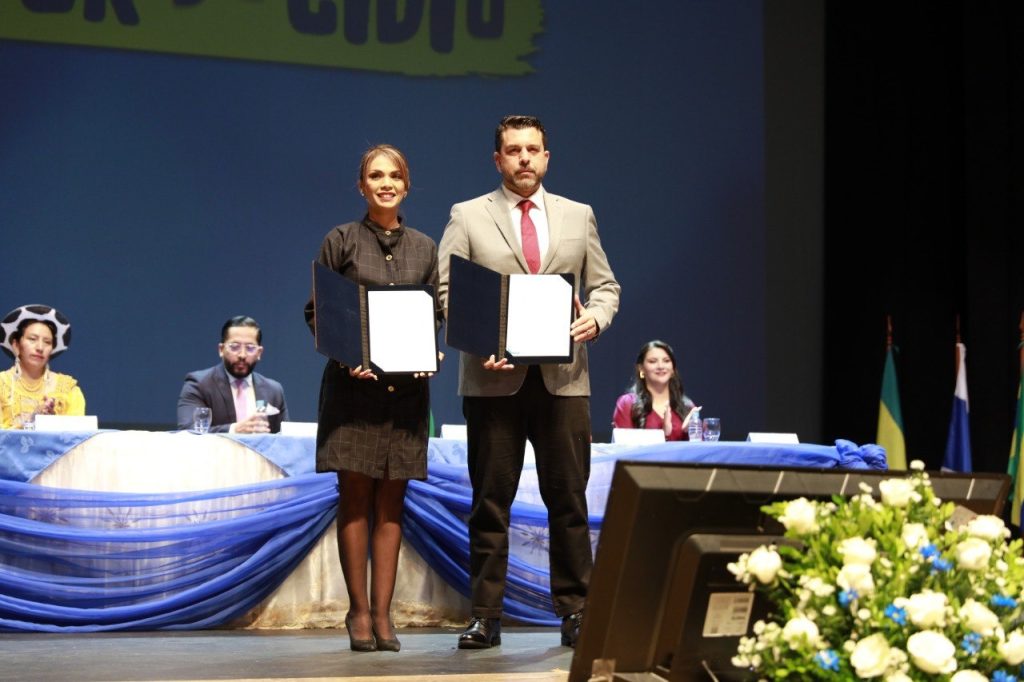El prefecto electo de Loja, Mario Mancino Valdivieso, junto a la viceprefecta electa, María José Sotomayor Godoy, luego de recibir sus credenciales.