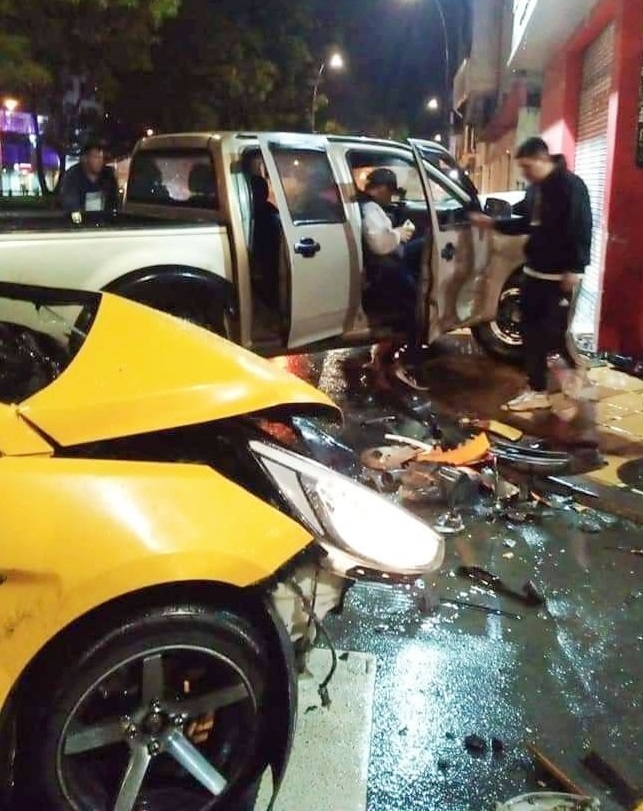 Se involucraron un taxi y una camioneta.