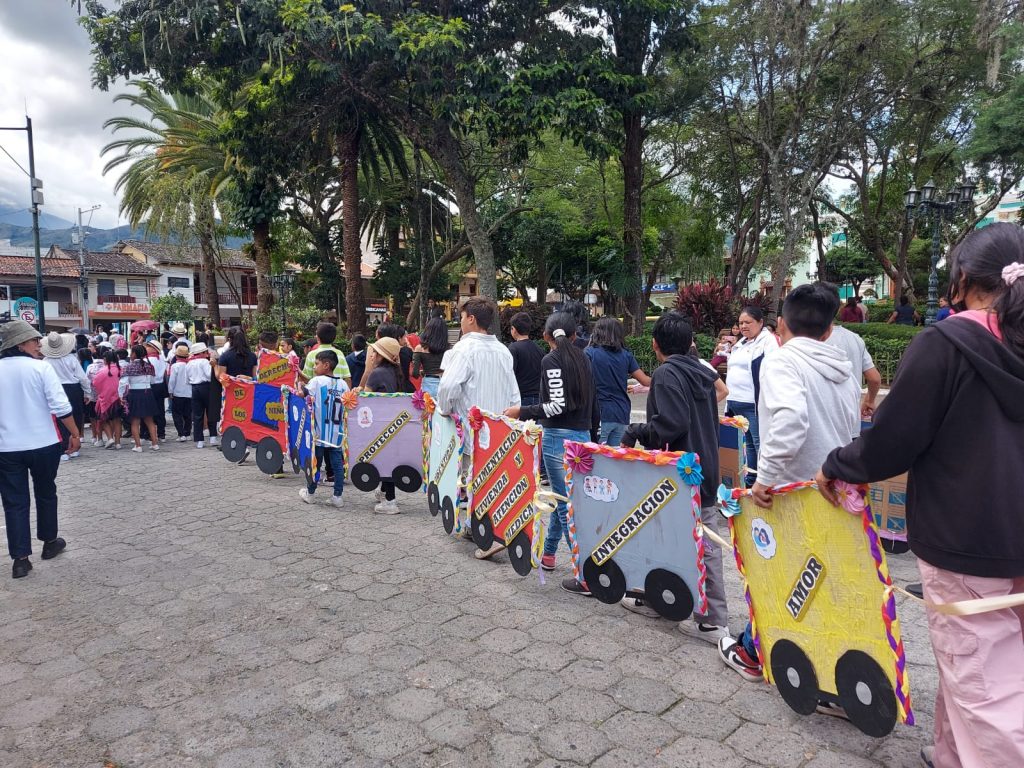 Activamente participaron los estudiantes en el desfile.