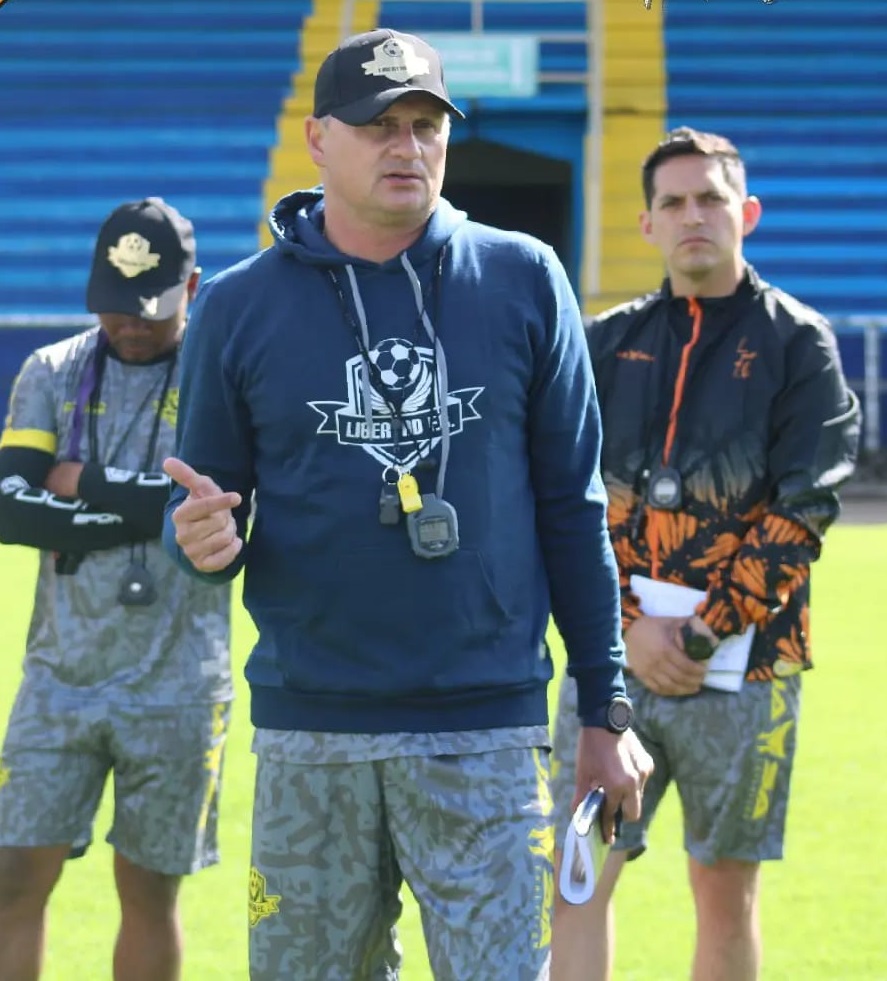 El estratega trabajó ayer con el equipo.