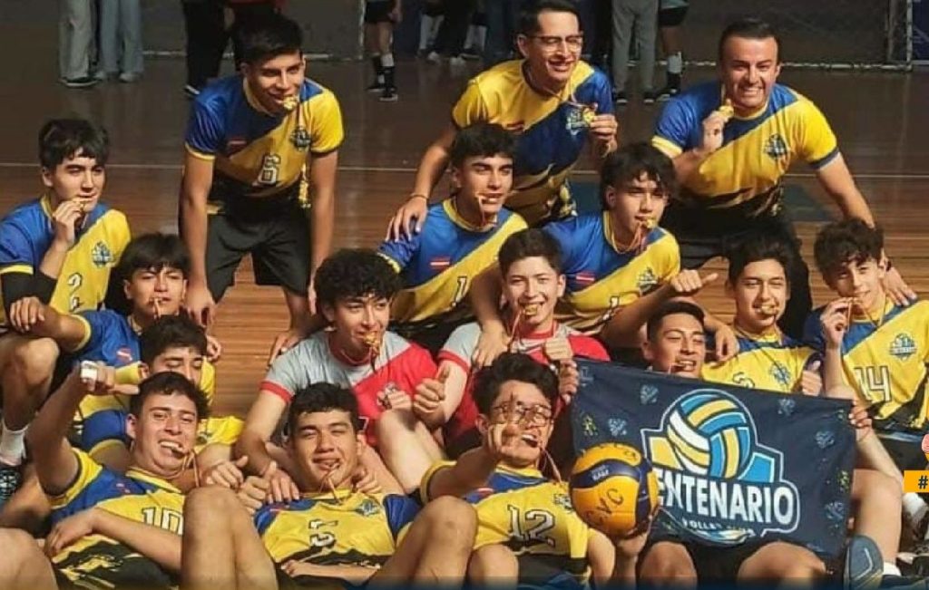 Los representantes locales celebraron el triunfo conseguido.