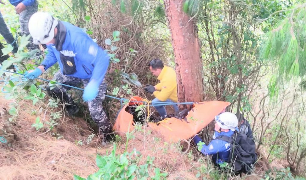 Los policías del Grupo de Operaciones Especiales rescataron el cuerpo sin vida.