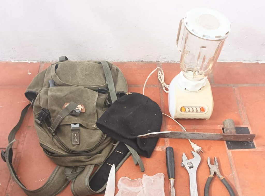 Él amenazó con un cuchillo a los moradores y a los policías.