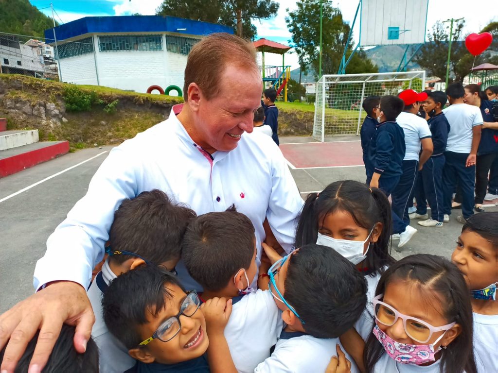 Franco Quezada recibió el cariño de los estudiantes de la Escuela de Educación Básica Municipal La Pradera.