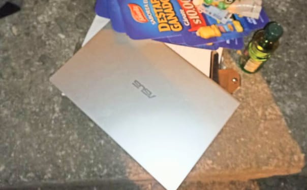 Dentro de la mochila estaba la computadora portátil.