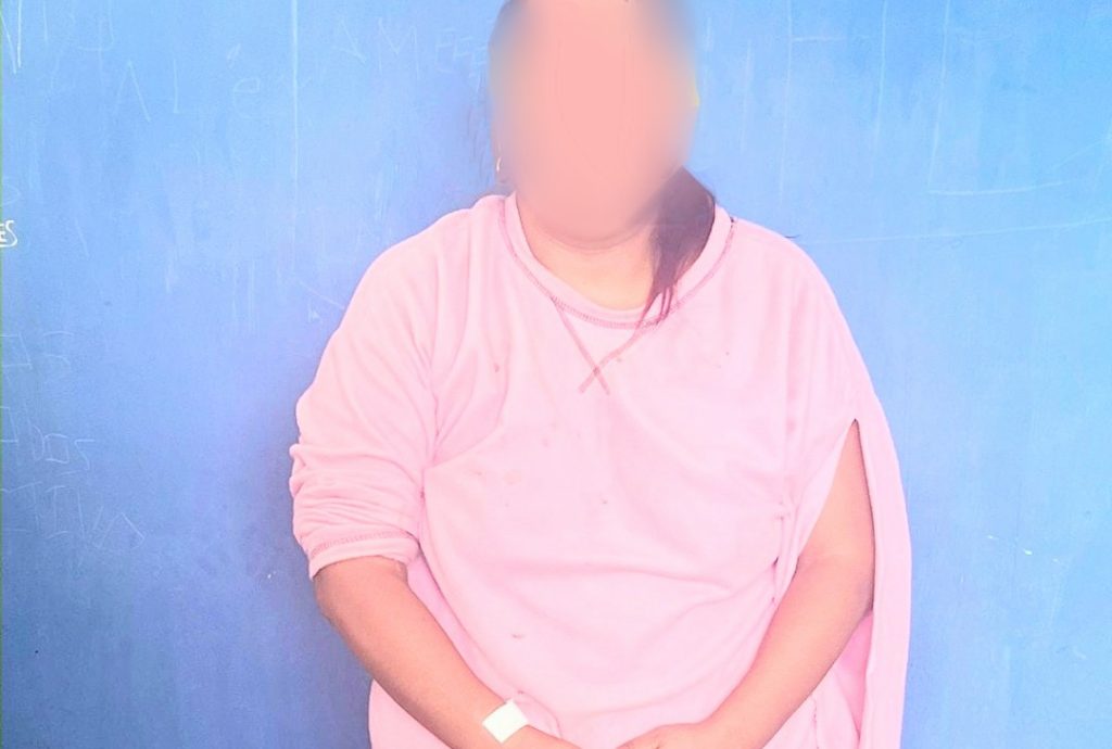 Ella, en 2011, fue sentenciada a 22 días de prisión por robar a los pasajeros de los buses.