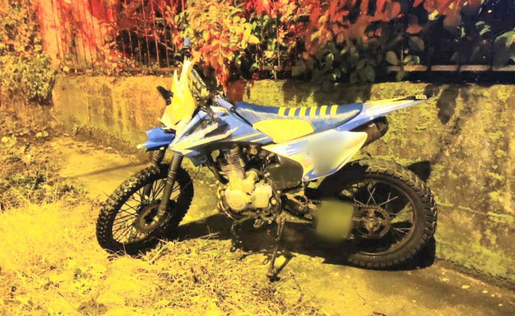 La marca de la motocicleta azul es Dukare.