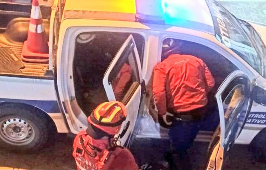 Un petardo le impactó en el rostro.