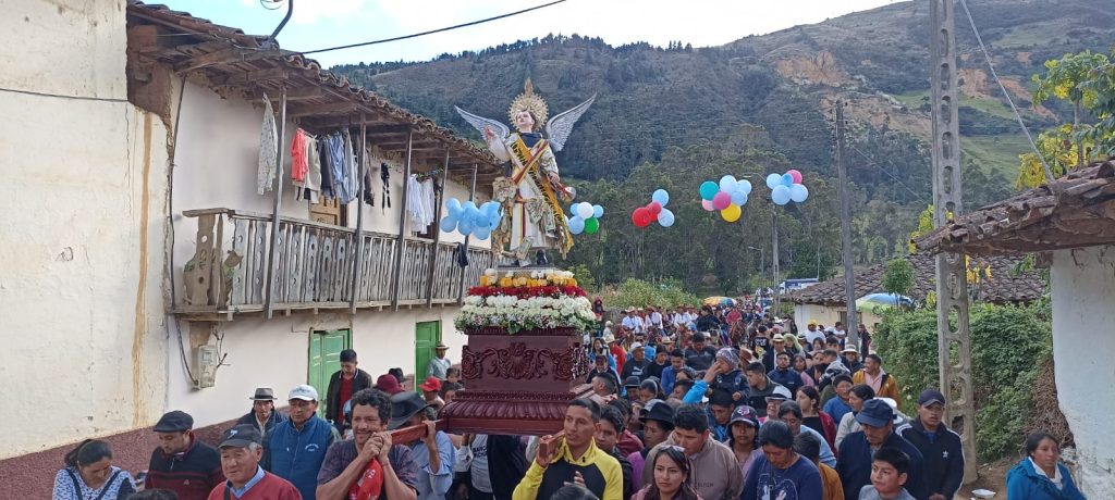 Tras la eucaristía se desarrolló por las diferentes calles la típica procesión.
