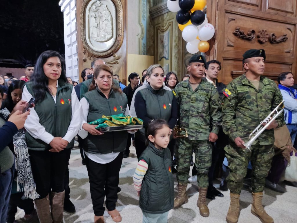 La presidenta, Esperanza Apolo Pinza, y más devotos entregaron una capa para San Judas Tadeo.