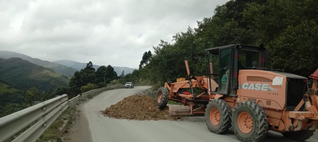 La mañana del último martes, maquinaria del MTOP realizó un rasanteo de la vía para facilitar la transitabilidad.